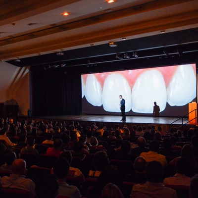 Professor Dr. William Kabbach ministrando uma palestra para dentistas